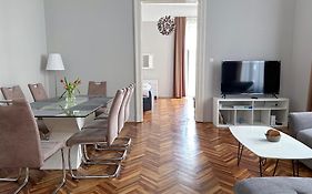 Sunny Castle Apartment
